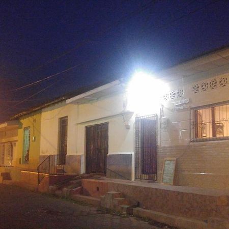 Casa Nica Leon Hostel Extérieur photo