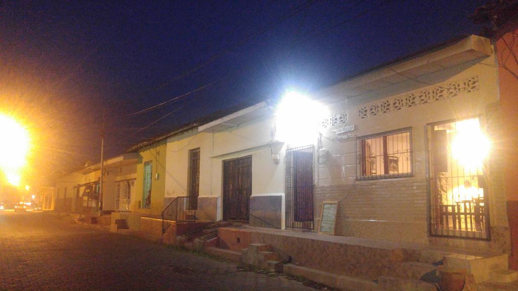 Casa Nica Leon Hostel Extérieur photo