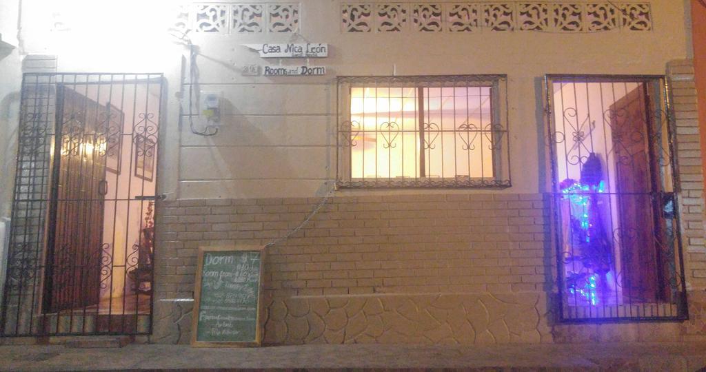 Casa Nica Leon Hostel Extérieur photo